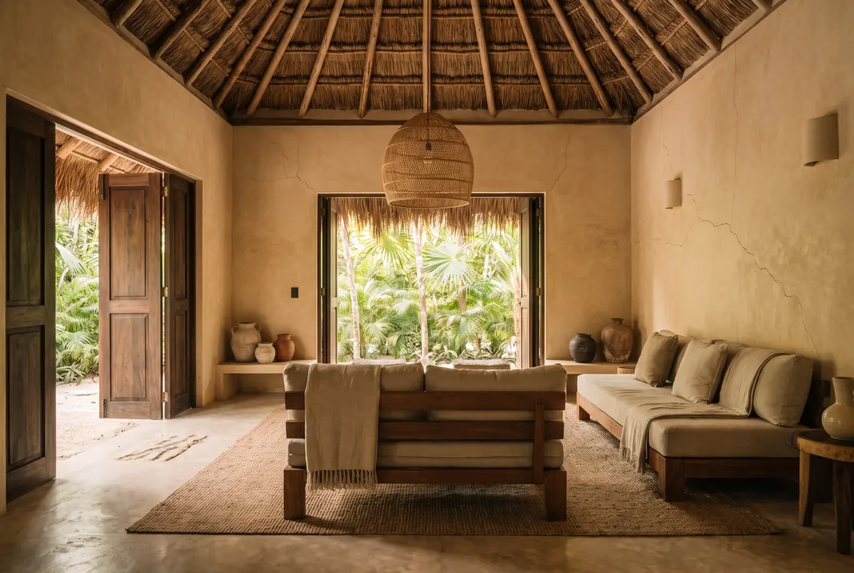 Sala abierta al jardín bajo la palapa