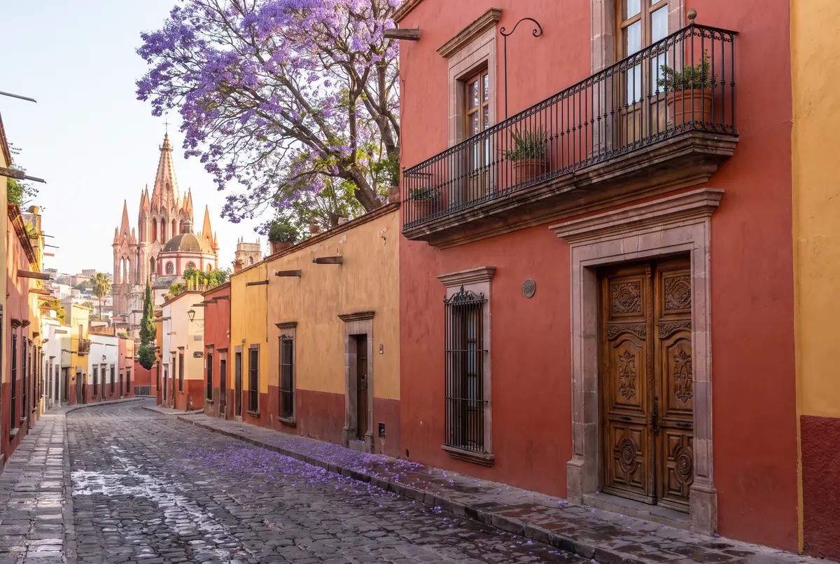 Calle empedrada frente al loft