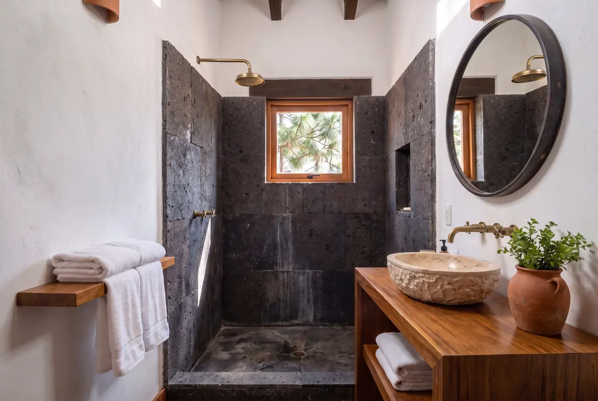 Baño con regadera de piedra volcánica